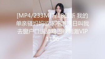 黑丝母狗御姐露脸精彩继续啪啪，给小哥舔脚舔蛋深喉大鸡巴舔菊花，让小哥舔逼激情上位，草到高潮喷尿好刺激