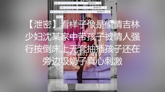 九月最新流出黑马甲小伙潜入网吧女厕高清偷拍两个妹子尿尿出来不断对着妹子看