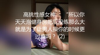 公厕女王 在厕所隔间紫薇喷水不过瘾 还要在大厅里紫薇抽插 骚水狂喷 有人进来就刺激了